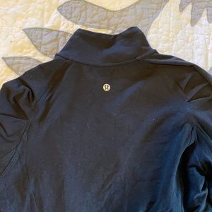 BLACK LULULEMON QUARTER ZIP PULLOVER